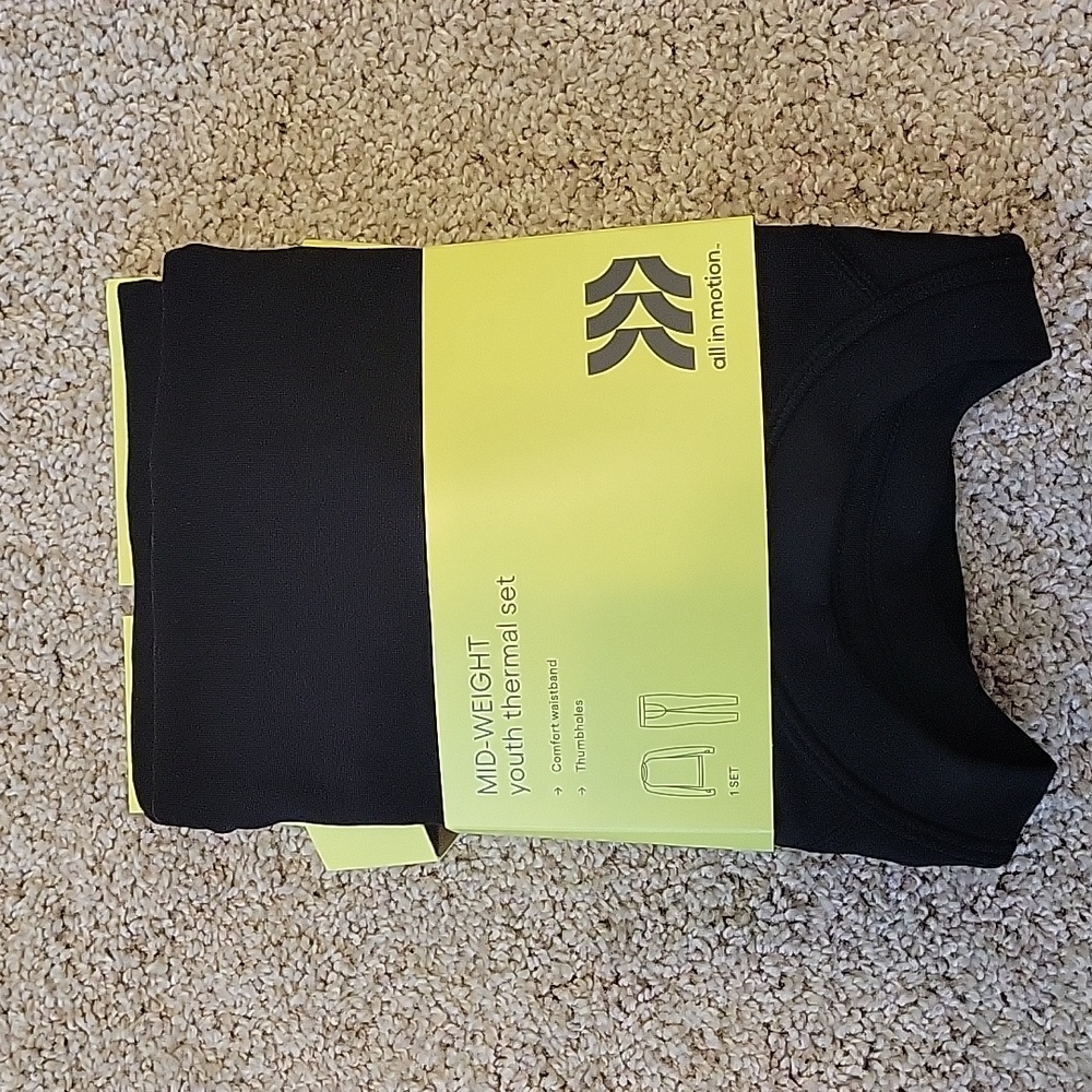 NWT mid-weight youth thermal shirt and pants sz S (6/7)